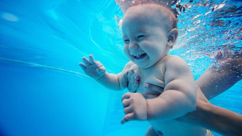 Os benefícios da natação para bebês