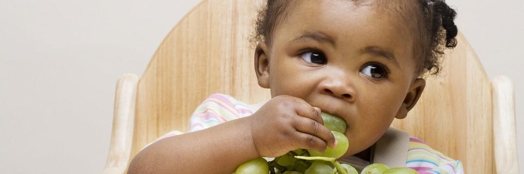 Cinco alimentos perigosos para criança que podem causar o engasgo