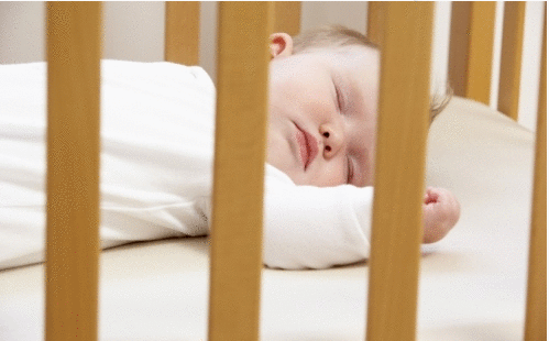 Bebê que dorme no quarto dos pais tem menor risco de morte súbita