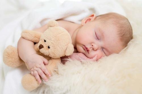 Quantas horas a criança precisa dormir por dia em cada fase?
