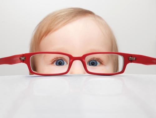 Alguns sinais de que a criança precisa usar óculos