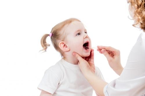 Como aliviar a dor de garganta das crianças?