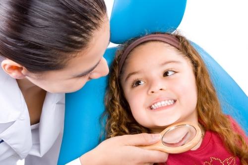 Com que frequência devo levar meu filho ao dentista?