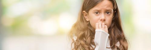 Como as crianças demonstram suas emoções?